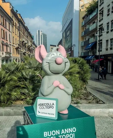  ?? (Cozzoli/Fotogramma) ?? Gigante Il topo piazzato all’ingresso di corso Como dalla compagnia aerea Cathay Pacific