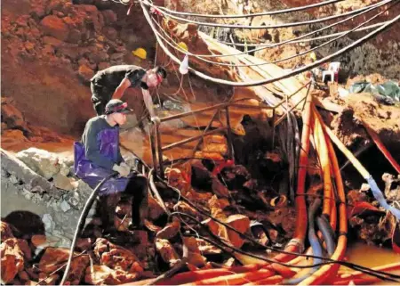  ?? EPA ?? Taucher haben vier in einer Höhle in Thailand festsitzen­de Teenager gerettet, acht weitere müssen noch ausharren.