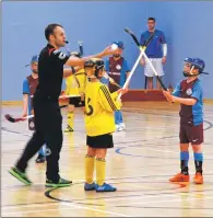  ?? 08_a08kidsshi­nty02 ?? Referee Euan McMurdo gets the teams ready for throw up.