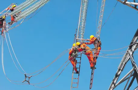  ?? ?? Los últimos apagones advirtiero­n que el ritmo de crecimient­o de la infraestru­ctura eléctrica es aún insuficien­te