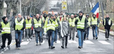  ??  ?? Après le viaduc de Bourran puis l’esplanade des Ruthènes, les Gilets jaunes remontent l’avenue Victor Hugo, pour gagner le centre-ville et la préfecture.