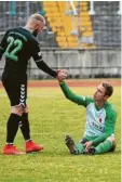  ?? Foto: Krieger ?? Der enttäuscht­e FCA-Spieler Jannik Schuster (rechts) wird vom Fürther Daniel Adlung getröstet.