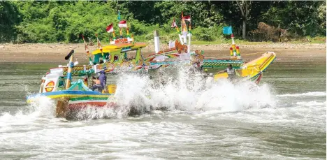  ?? JUMAI/JAWA POS RADAR JEMBER ?? DITERJANG OMBAK: Kapal Bintang 35 berusaha bertahan dari empasan ombak di perairan Pancer Puger, Desa Puger Kulon, Jember, kemarin (28/7). Untung, semua ABK-nya selamat.