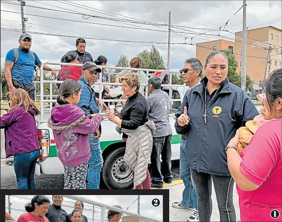  ?? Fotos: Ángelo Chamba y Pamela Castillo / EXTRA y cortesía ?? 1. El barrio organizado Nueva Aurora repartió avena caliente y pan con queso. La gente se acercaba y hacía filas para recibir la ayuda.
1