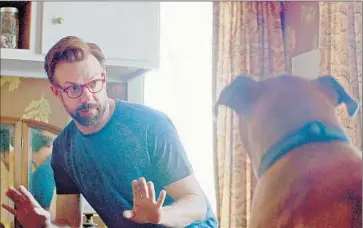  ?? Starz Dig i t al ?? I T’S MAN VERSUS DOG
in the romantic dramedy “Tumbledown,” in which Jason Sudeikis costars.