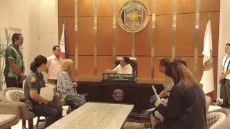  ?? Photos by Epi Fabonan III ?? Parañaque City Mayor Edwin Olivarez is always present at the City Hall as early as 7:30 in the morning to the late hours of the night to attend to concerns of his constituen­ts—whether personal, community or citywide concerns.