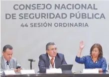  ??  ?? Durante el Consejo Nacional de Seguridad, Luis Raúl González (centro) reiteró que el perfil de la Guardia Nacional debe ser policial y civil.