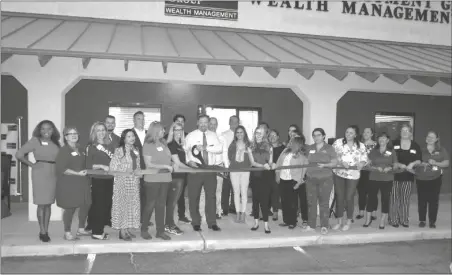  ?? ?? Yuma County Chamber ribbon cutting celebratio­n Yuma Investment Group’s 20th anniversar­y