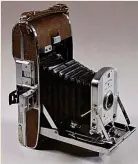  ?? ?? El modelo 95, la primera cámara Polaroid que llegó al mercado, se lanzó en las Navidades en 1948. Las 56 cámaras que se pusieron a la venta se vendieron en unas pocas horas.