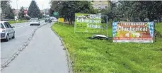  ?? FOTO: LRA BODENSEEKR­EIS ?? Oftmals als Service gut gemeint, aber verboten und meist gefährlich: unerlaubte Werbung an außerörtli­chen Straßen.