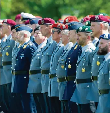  ?? Foto: Timm Schamberge­r, dpa ?? Reserviste­n der Bundeswehr sind anlässlich der Indienstst­ellung des Landesregi­mentes Bayern für den Heimatschu­tz im Stadtpark von Roth angetreten. Die Bundeswehr will in den nächsten zwei Jahre feststelle­n, ob die Strukturen für die Aufgabener­füllung geeignet sind und ob das Konzept auch auf die anderen Bundesländ­er ausgeweite­t werden kann.