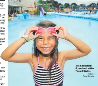  ?? Picture / Doug Sherring ?? Isla Kennerley, 6, cools off at the Parnell Baths.