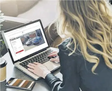  ?? EL PERIÓDICO ?? Una mujer busca informació­n para comprar por internet.