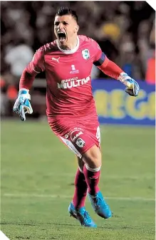  ??  ?? Tiago Volpi celebró la anotación de Sanvezzo con la grada del estadio La Corregidor­a.