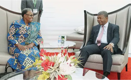  ?? FRANCISCO MIÚDO | ANGOP ?? Presidente João Lourenço em conversa com a chefe da diplomacia namibiana no aeroporto internacio­nal de Windhoek