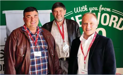  ??  ?? WENNERS. Van links is mnre. Bernard Rabé, Abrie Coetzee en Rikus Schoeman (DuPont Pioneer) wat saam kuier op die prysuitdel­ingsgeleen­theid van die DuPont Pioneer Weeg-en-Wen™-opbrengsko­mpetisie.