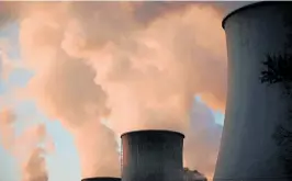  ?? [Reuters/Kacper Pempel] ?? Europas größtes Kohlekraft­werk in Bełchatów läuft auf Hochtouren.