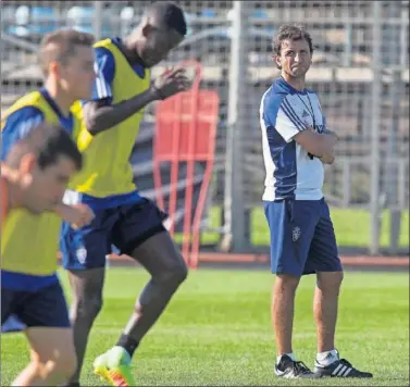  ??  ?? TODOS LOS FOCOS SOBRE ÉL. Luis Milla ha sumado dos puntos de 15 y se la juega en Valladolid.