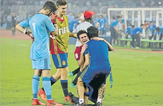  ?? FOTO: AP ?? Los jugadores de la selección española, destrozado­s tras perder ayer la final ante Inglaterra, que fue muy superior. La Rojita se dejó remontar y lo acabó pagando caro pese a plantar cara