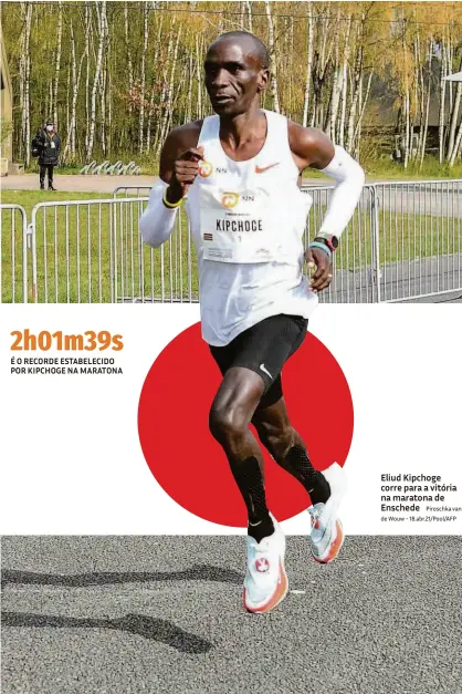  ?? Piroschka van de Wouw - 18.abr.21/pool/afp ?? Eliud Kipchoge corre para a vitória na maratona de Enschede