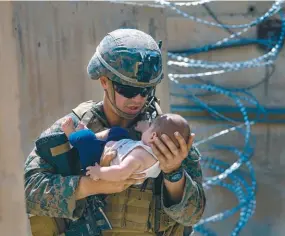  ?? AFP ?? Durante las evacuacion­es, los afganos entregaron a sus bebés a algunos soldados. /