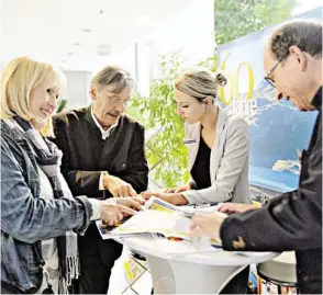  ??  ?? Die Besucher wurden von den Reiseveran­staltern persönlich beraten.