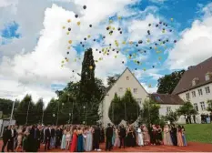  ?? Foto: Angelika Stalla ?? Sie haben das Abitur am Simpert‰Kraemer‰Gymnasium in Krumbach geschafft und schickten ihre Wünsche per Luftballon gen Himmel.