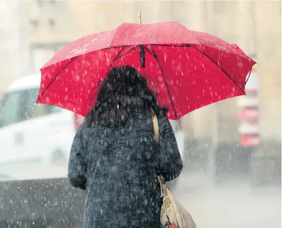  ??  ?? Im Regen stehengela­ssen: Kleinräumi­ge Extremwett­erereignis­se sind schwer erfassbar, sagt der Meteorolog­e Gerhard Wotawa.
