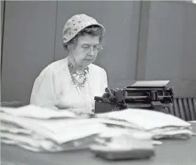  ?? MILWAUKEE JOURNAL PHOTO ?? Ione Quinby Griggs, the longtime advice columnist at The Milwaukee Journal, sits down at the typewriter in the Journal newsroom in this undated photo, probably from the late 1950s.