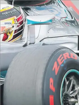  ?? FOTO: EFE ?? Los neumáticos ultrabland­os en el Mercedes de Lewis Hamilton