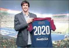  ??  ?? CAMBIO DE CAMISETA. Viran Morros, a París hasta 2020