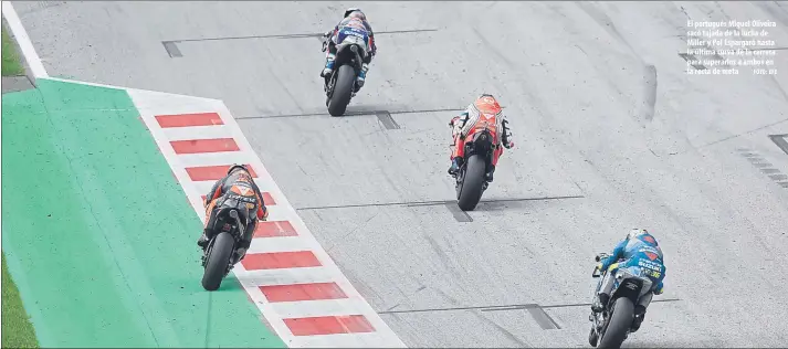  ?? FOTO: EFE ?? El portugués Miguel Oliveira sacó tajada de la lucha de Miller y Pol Espargaró hasta la última curva de la carrera para superarlos a ambos en la recta de meta