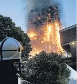  ?? FOTO: DPA ?? Wenn wie in London ein Hochhaus brennt, ist die Arbeit der Feuerwehr schwierig.