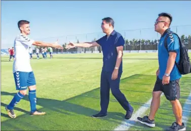  ??  ?? SALUDO. Xu Genbao, propietari­o del Lorca, da la mano a uno de los jugadores del equipo blanquiazu­l.