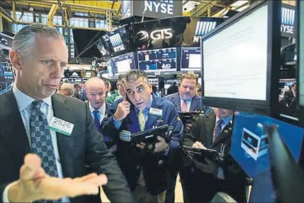  ?? BRENDAN MCDERMID / REUTERS ?? Operadores en el mercado del New York Stock Exchange