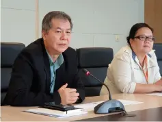  ??  ?? Ung (left) talks to the reporters during their visit to the Sarawak Energy building as part of the Zamalah Wartawan Malaysia 2018 while Sarawak Energy corporate communicat­ion general manager Peing Tajang looks on.