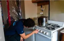  ?? CALLA KESSLER/NEW YORK TIMES ?? Yannai Kashtan, a Stanford University scientist, used a gas stove as part of a study on indoor emissions.