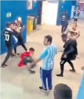  ?? captura de tv ?? Los hinchas argentinos en el momento de la agresión