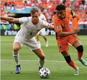  ??  ?? Tomas kalas, left, battles for the ball with the Netherland­s’ Donyell Malen