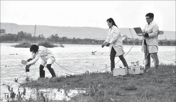  ?? SUN HAI / XINHUA ?? Samples are collected by engineers to test water quality in Baoji, Shaanxi province, last year.