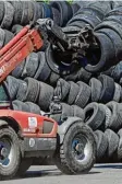  ?? Foto: Hendrik Schmidt, dpa ?? Alte Reifen werden auf großen Deponien gesammelt.