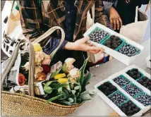  ?? ADAM AMENGUAL/THE NEW YORK TIMES ?? Los Angeles resident Dianna Cohen purchases berries at a farmers market.