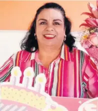  ??  ?? > Tere Ortiz García recibe felicitaci­ones por su cumpleaños.