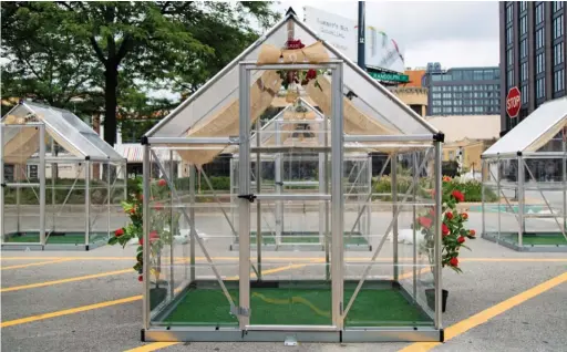  ?? ANTHONY VAZQUEZ/SUN-TIMES ?? Mini plexi-glass “greenhouse­s” — one of many safety measures being used in Chicago to help ensure safety amid the pandemic — await restaurant patrons on the corner of Randolph and Peoria. The enclosures are each decked out with tables and chairs during restaurant hours.