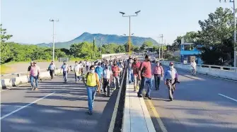  ?? RUBÉN JUÁREZ ?? Se cumplieron 30 horas del bloqueo en la vía federal México-Tampico