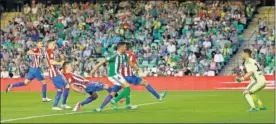  ??  ?? GOL. Savic, en el momento de marcar ante el Betis.