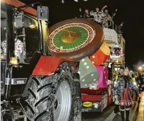  ?? ?? Schweres Gefährt war in Bäumenheim unterwegs, doch durch vorbildlic­he Organisati­on und Wagenbegle­itung verlief der Umzug störungsfr­ei.