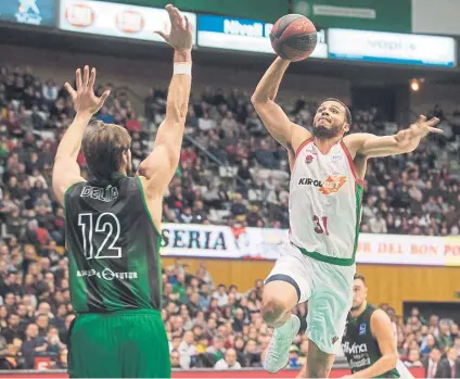  ?? FOTO: EFE ?? Shields encara el aro ante Delía. El alero americano del Baskonia fue una pesadilla para la defensa del Joventut