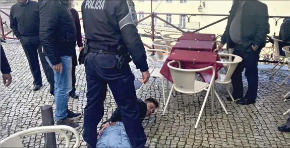  ??  ?? Comando da PSP de Lisboa deteve 158 carteirist­as entre 1 de janeiro deste ano e ontem, uma forte subida face ao ano passado. O crime aumenta no verão