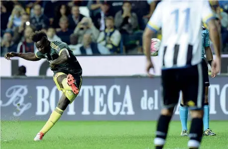  ??  ?? SbloccatoM­ario Balotelli, 25 anni, segna l’1-0 per il Milan su punizione. Per l’attaccante è il primo gol della sua seconda avventura rossonera (Sport Image)